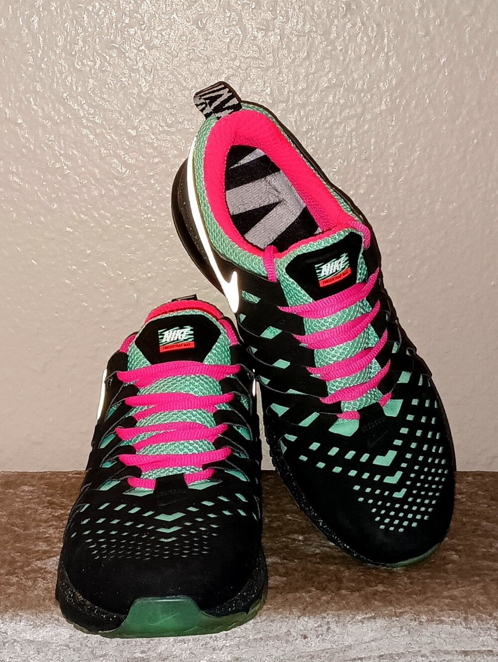 Nike Fingertrap Max NGR Men Size 8 Black Green Glow Hyper Punch Shoe
